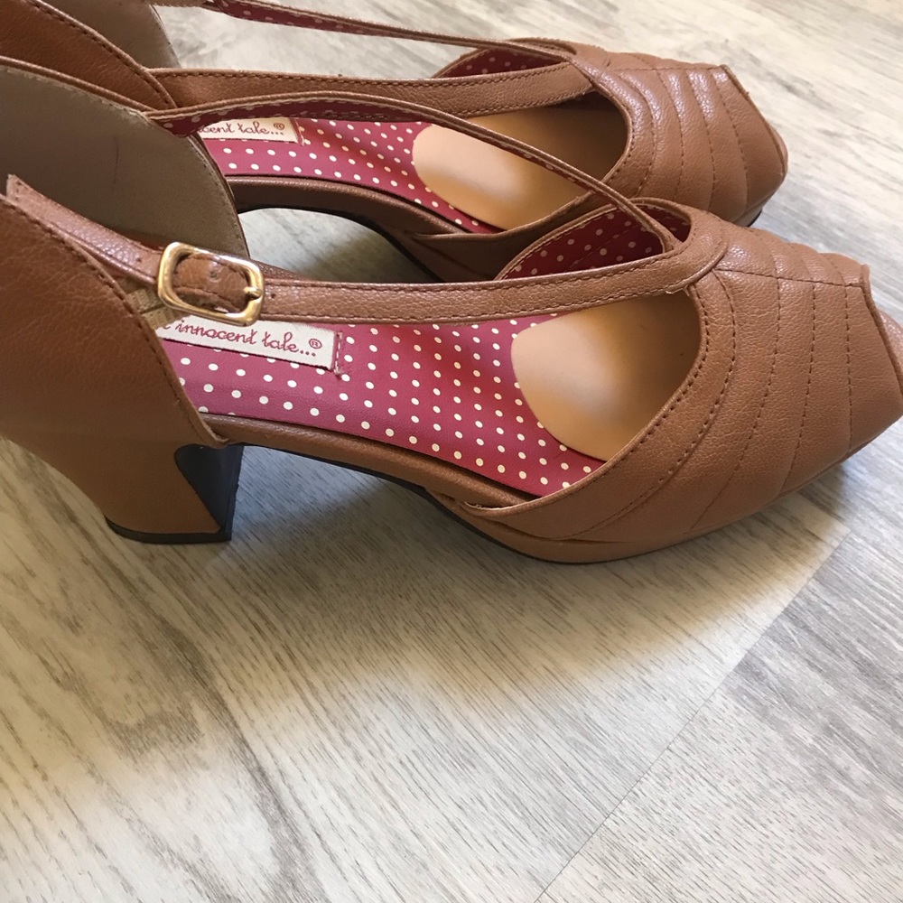 B.A.I.T. (But Another Innocent Tale) 1940’s Inspired Heels Tan w/red inside Sz8 - Picture 3 of 10